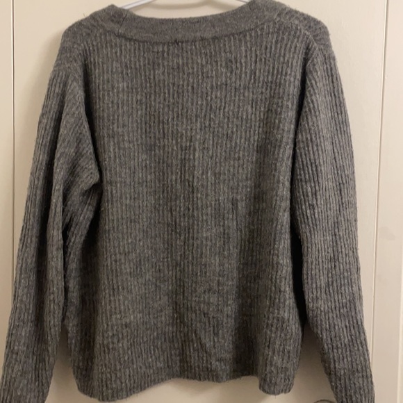 Medium-Large V Neck Hip-Length Grey Sweater - Picture 3 of 4
